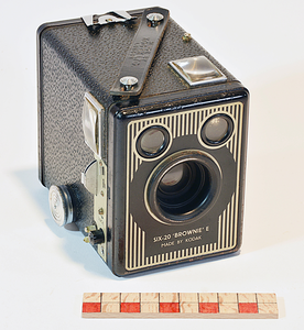 878261 Afbeelding van een Kodak type Six-20 ' Brownie' E-fototoestel(een 'boxje'), uit de objectencollectie van het ...